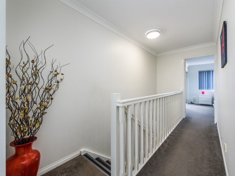 1/8 Rosalind Avenue, Paradise Point QLD 4216