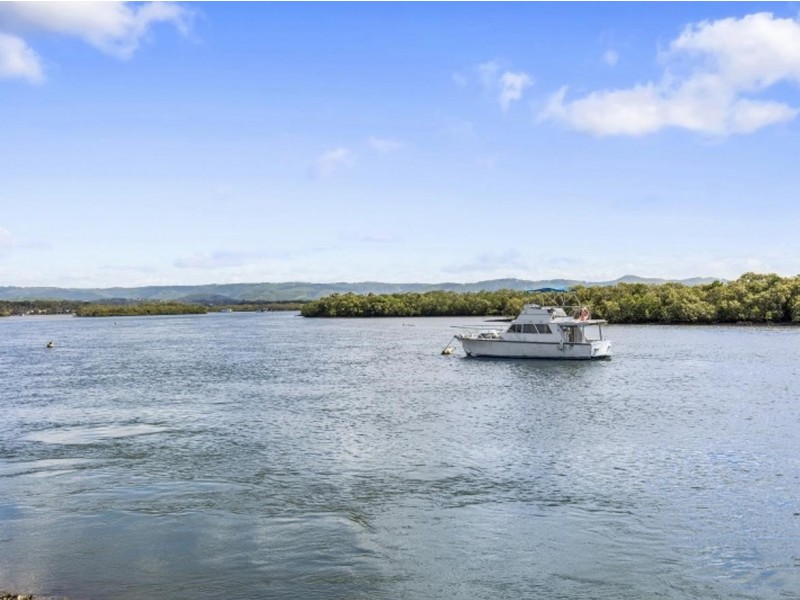 16 Tarni Street, Coombabah QLD 4216