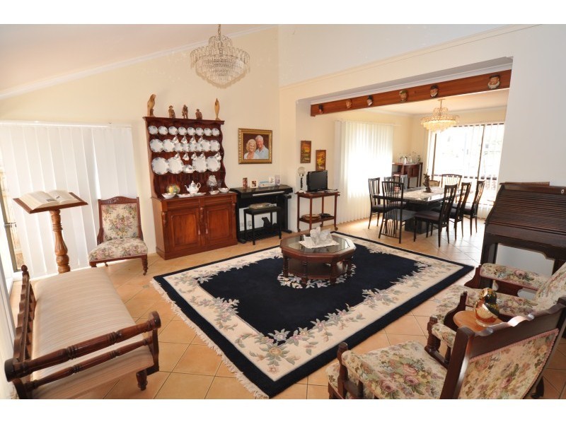 11 Walter Raleigh Crescent, Hollywell QLD 4216