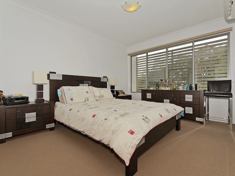 2/430 Pine Ridge Road, Coombabah QLD 4216