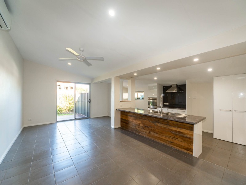 4 Serene Court, Arundel QLD 4214