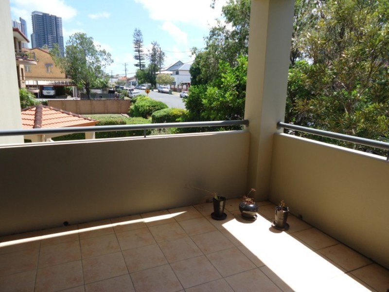 10/25 Chester Terrace, Southport QLD 4215