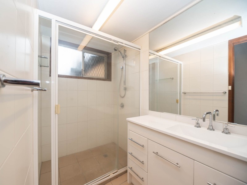 1/4 Vernia Place, Biggera Waters QLD 4216