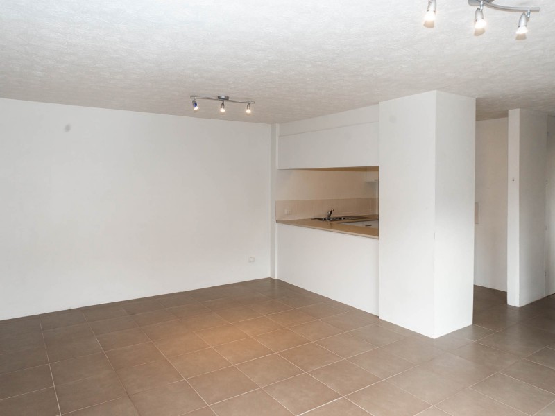 4/3 Ahern Street, Labrador QLD 4215