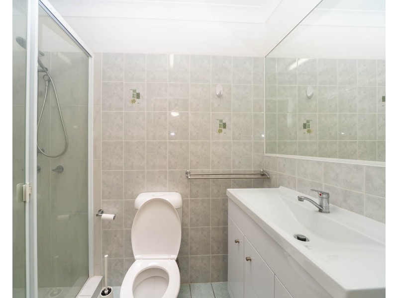1/4 Gemma Glade, Labrador QLD 4215
