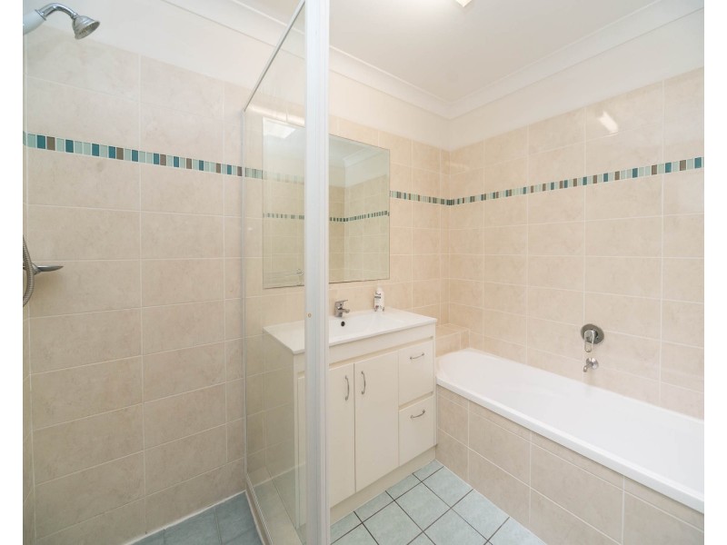 1/4 Gemma Glade, Labrador QLD 4215