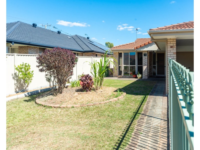 1/4 Gemma Glade, Labrador QLD 4215