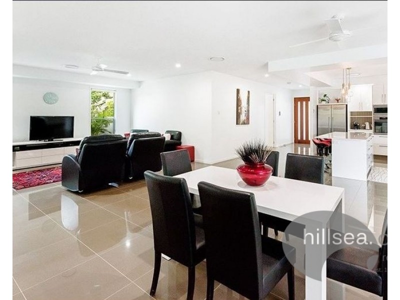 18 Robin Avenue, Paradise Point QLD 4216