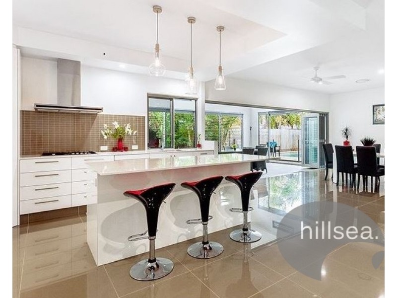 18 Robin Avenue, Paradise Point QLD 4216