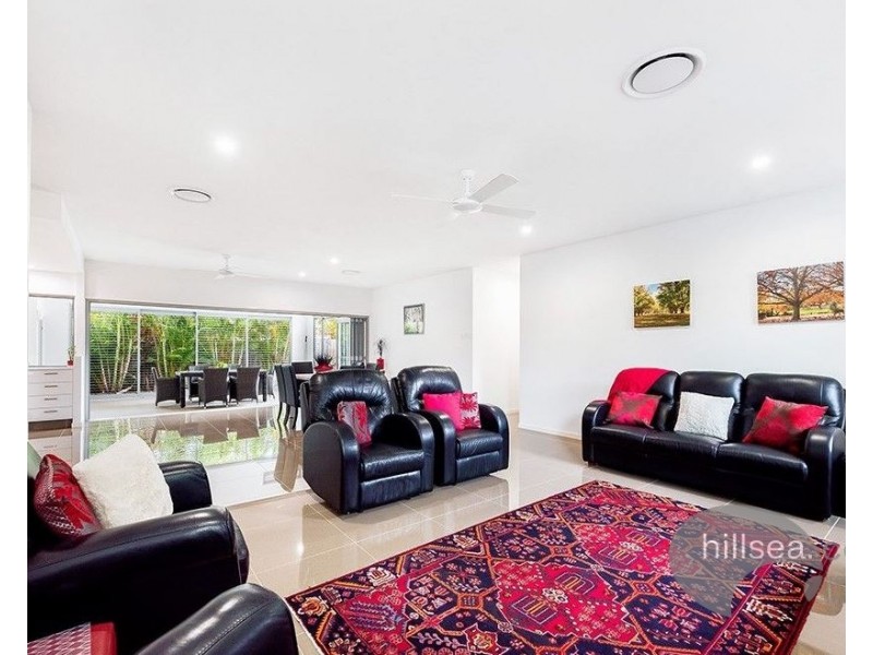 18 Robin Avenue, Paradise Point QLD 4216