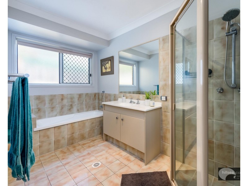 8 Avon Court, Pacific Pines QLD 4211