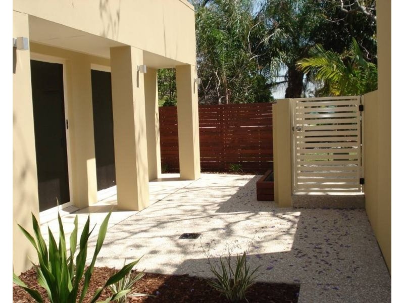 2/98 Imperial Parade, Labrador QLD 4215