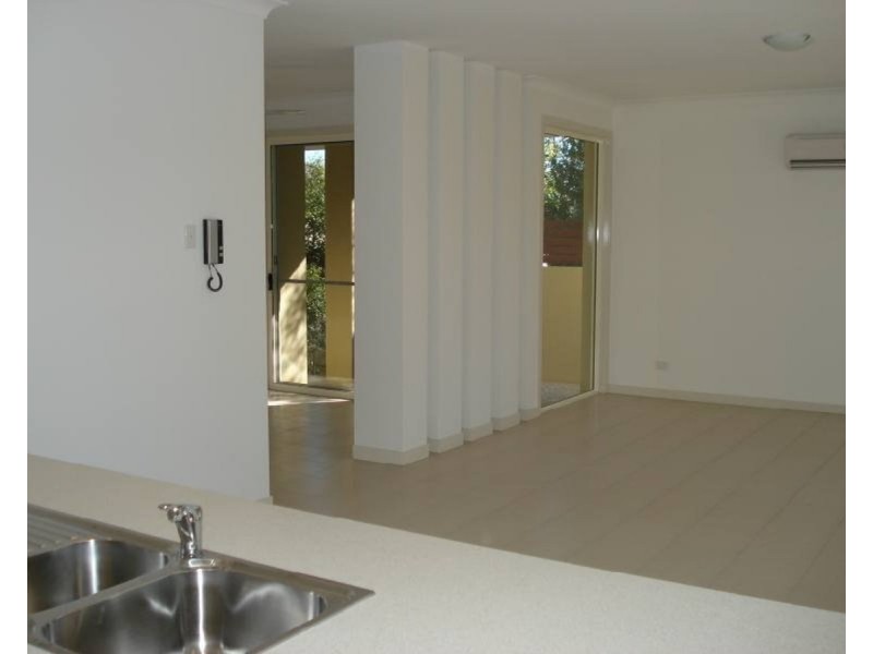 2/98 Imperial Parade, Labrador QLD 4215