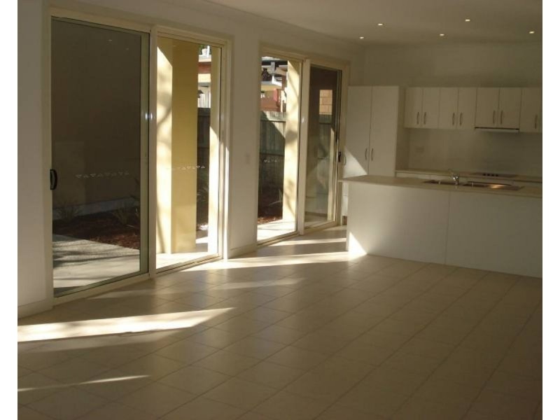 2/98 Imperial Parade, Labrador QLD 4215