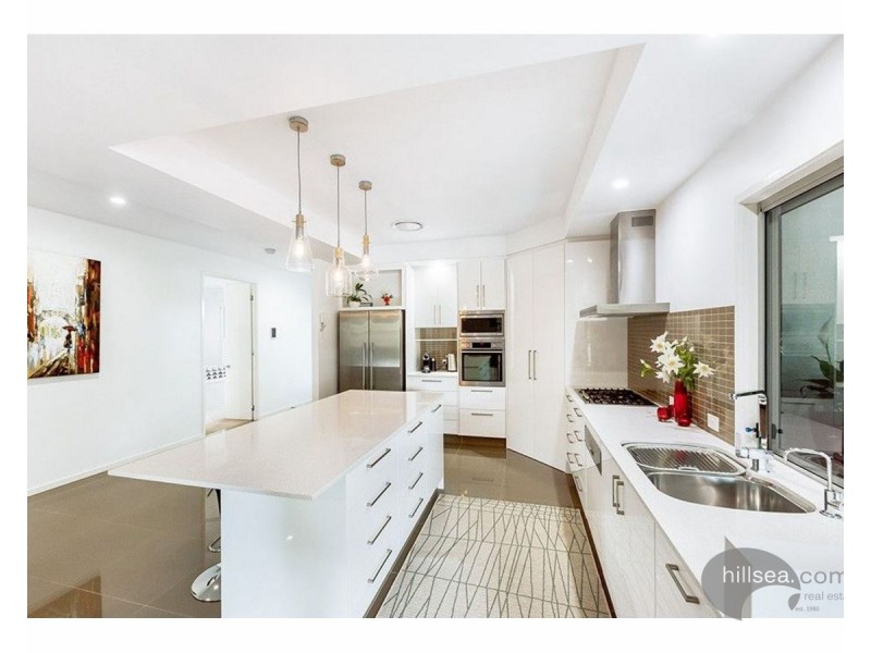 18 Robin Avenue, Paradise Point QLD 4216