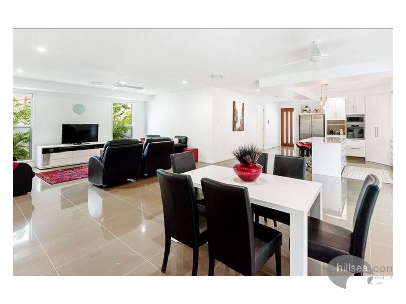 18 Robin Avenue, Paradise Point QLD 4216