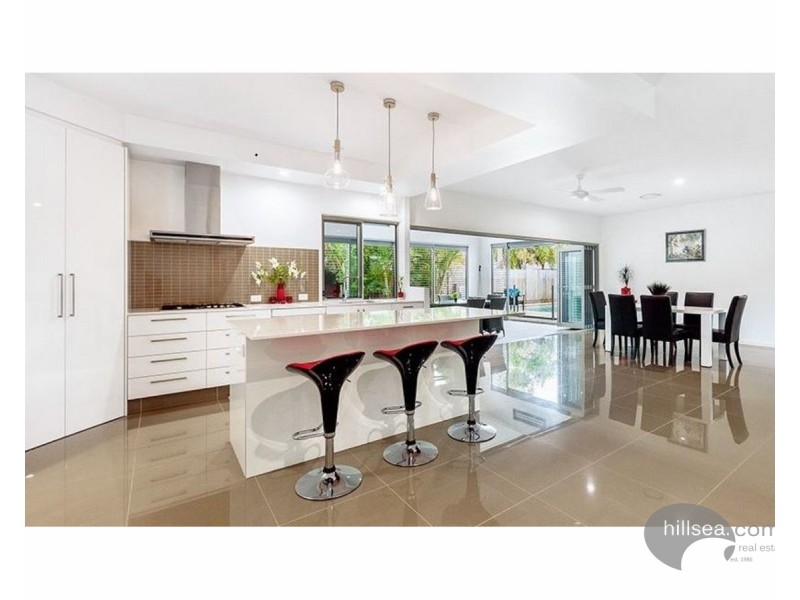 18 Robin Avenue, Paradise Point QLD 4216