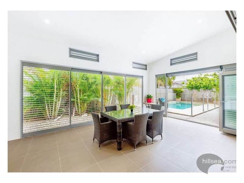 18 Robin Avenue, Paradise Point QLD 4216