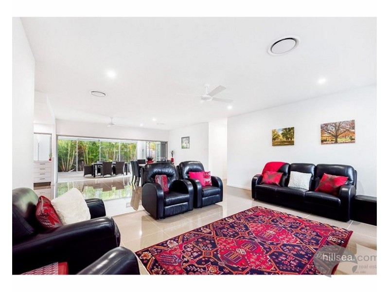 18 Robin Avenue, Paradise Point QLD 4216
