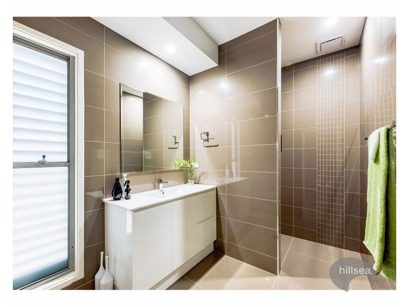 18 Robin Avenue, Paradise Point QLD 4216