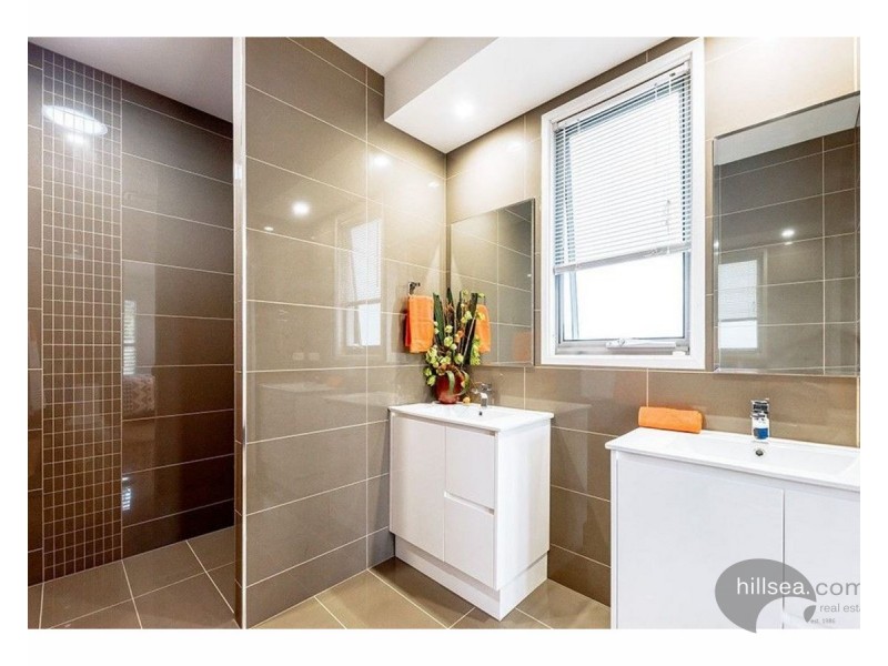 18 Robin Avenue, Paradise Point QLD 4216