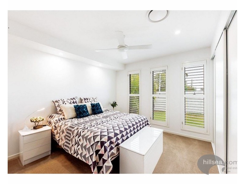 18 Robin Avenue, Paradise Point QLD 4216