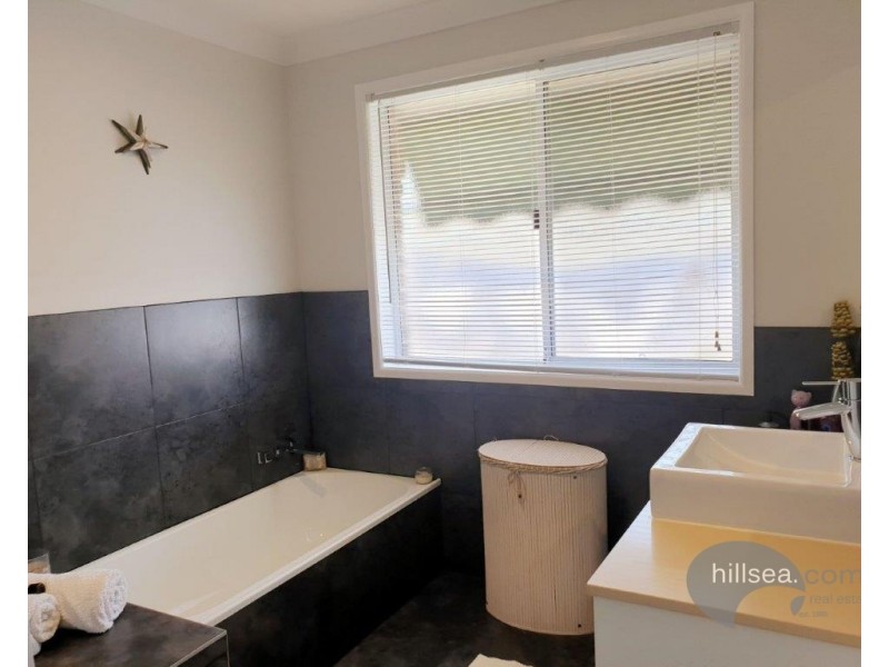 9 Essendon Close, Arundel QLD 4214