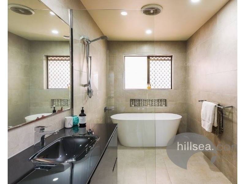 38 Sundown Drive, Paradise Point QLD 4216