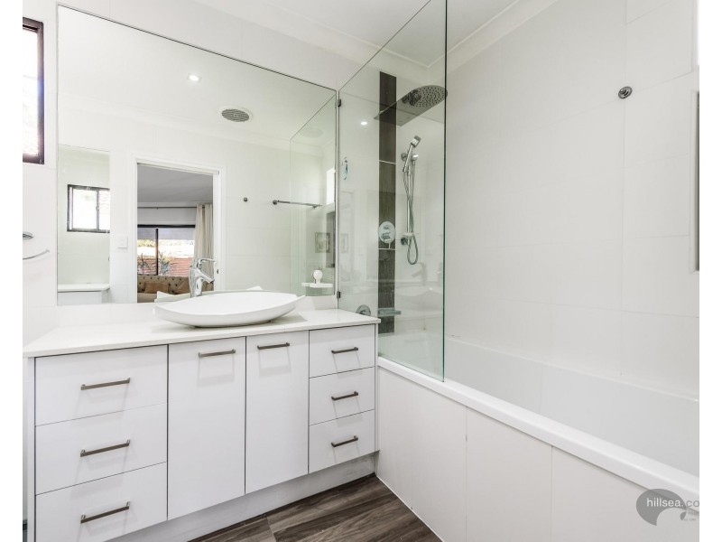 30 Sundown Drive, Paradise Point QLD 4216