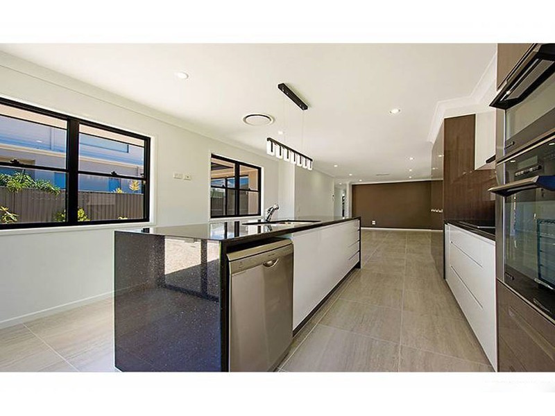 50 Milton Avenue, Paradise Point QLD 4216