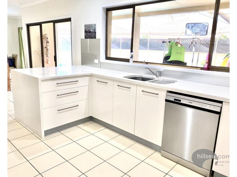 18 Lindsay Parade, Paradise Point QLD 4216