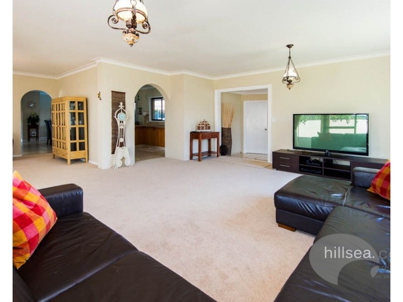 18 Lindsay Parade, Paradise Point QLD 4216