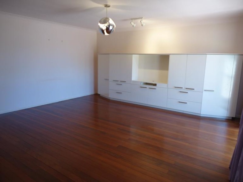 1/18 Proud Street, Labrador QLD 4215