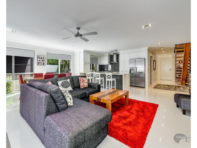2/4 Donald Avenue, Paradise Point QLD 4216