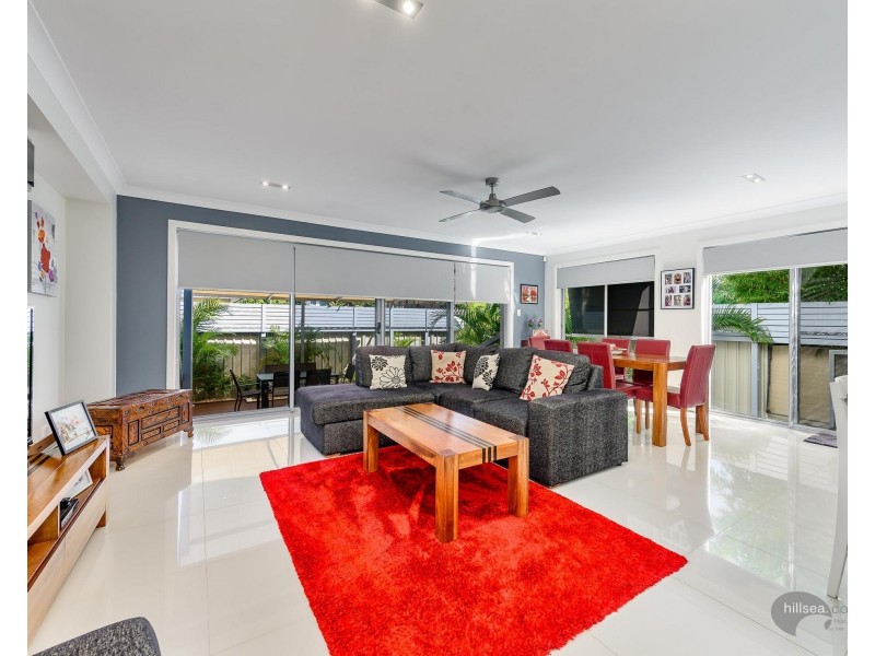 2/4 Donald Avenue, Paradise Point QLD 4216