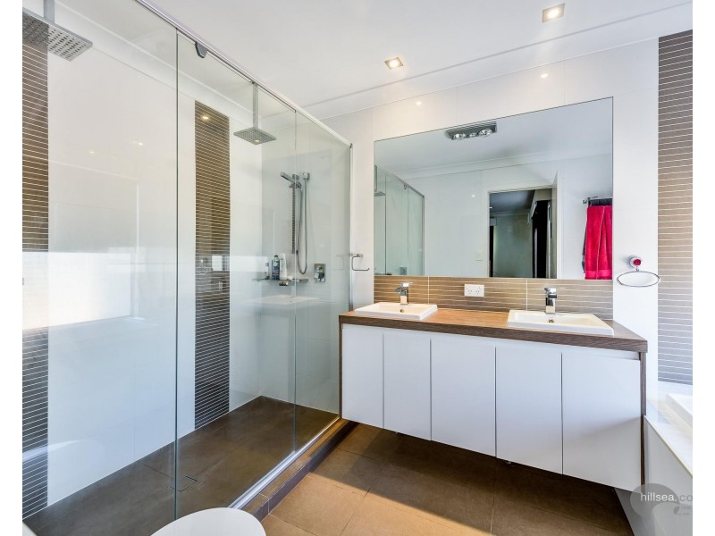 2/4 Donald Avenue, Paradise Point QLD 4216