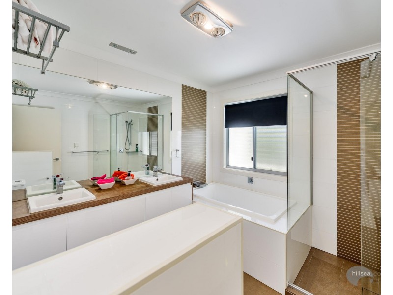 2/4 Donald Avenue, Paradise Point QLD 4216