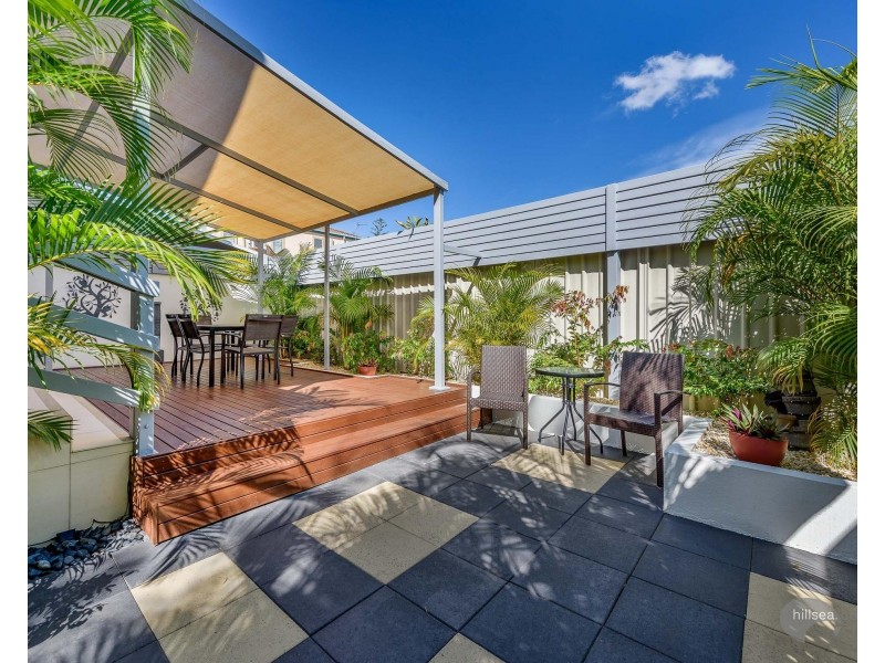 2/4 Donald Avenue, Paradise Point QLD 4216