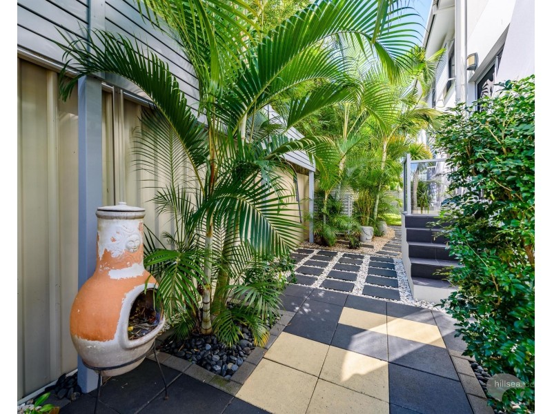 2/4 Donald Avenue, Paradise Point QLD 4216