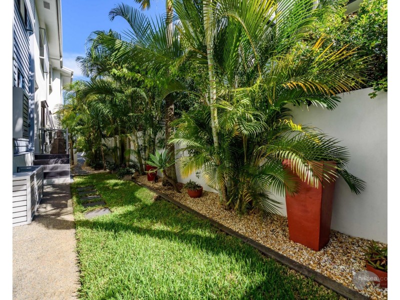 2/4 Donald Avenue, Paradise Point QLD 4216