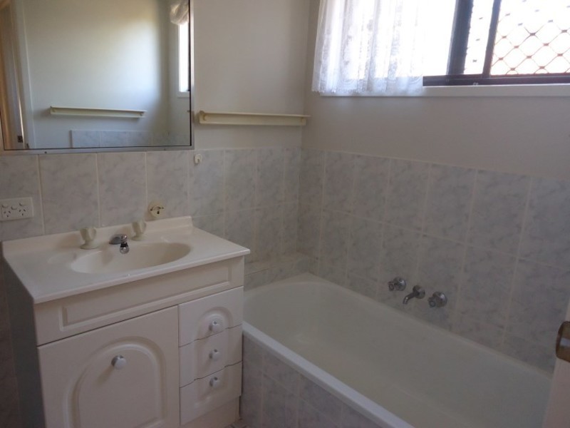 2/204 Olsen Avenue, Arundel QLD 4214