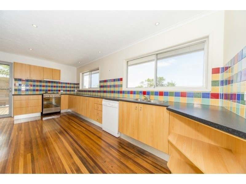 11 Robin Avenue, Paradise Point QLD 4216