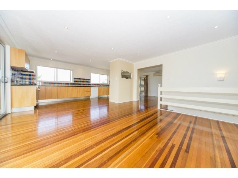 11 Robin Avenue, Paradise Point QLD 4216
