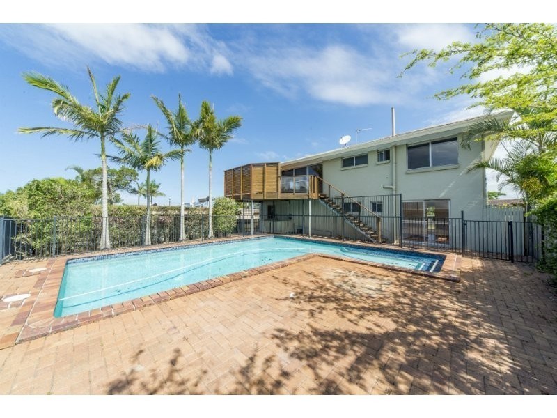 11 Robin Avenue, Paradise Point QLD 4216