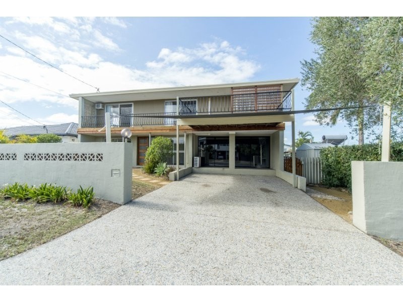 11 Robin Avenue, Paradise Point QLD 4216