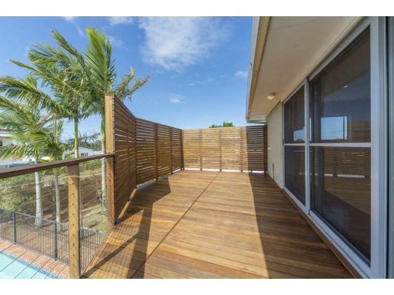 11 Robin Avenue, Paradise Point QLD 4216