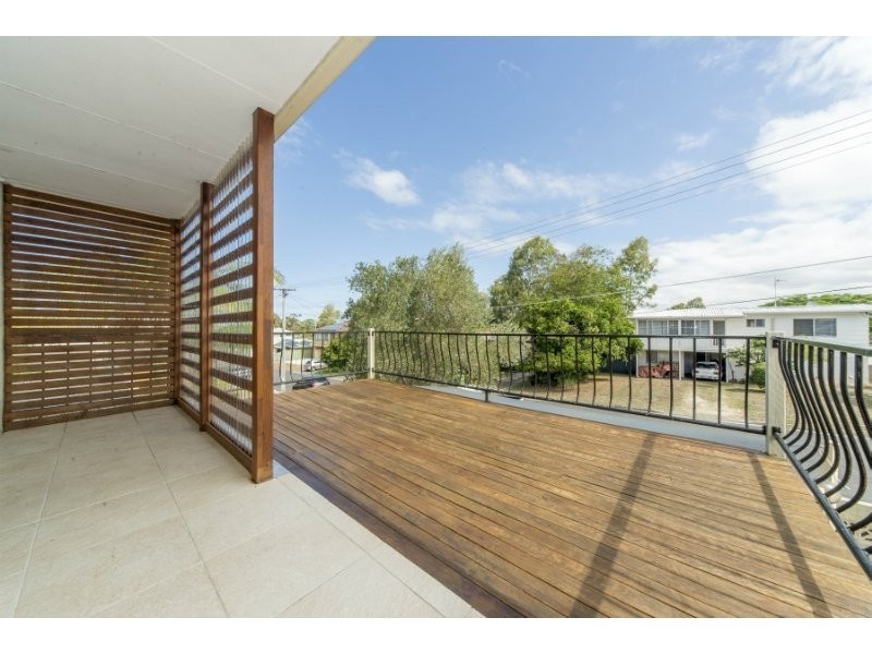 11 Robin Avenue, Paradise Point QLD 4216