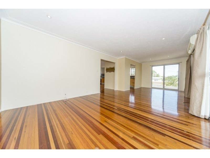 11 Robin Avenue, Paradise Point QLD 4216