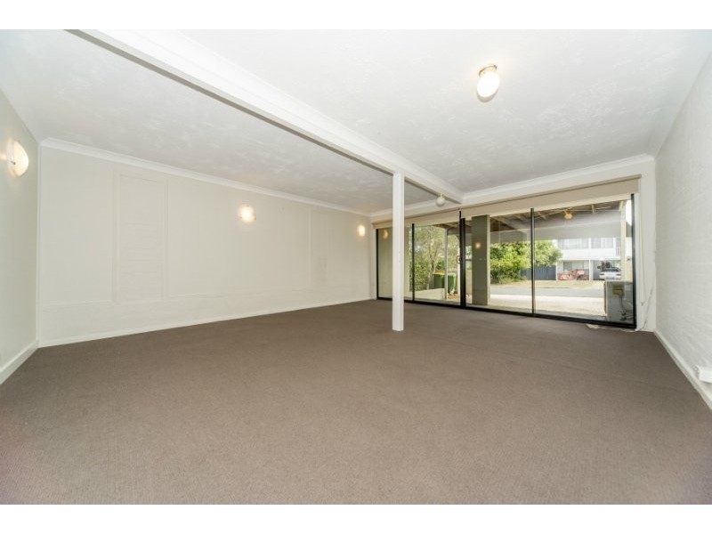 11 Robin Avenue, Paradise Point QLD 4216