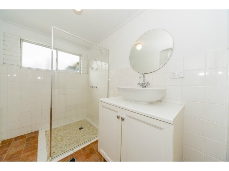 11 Robin Avenue, Paradise Point QLD 4216